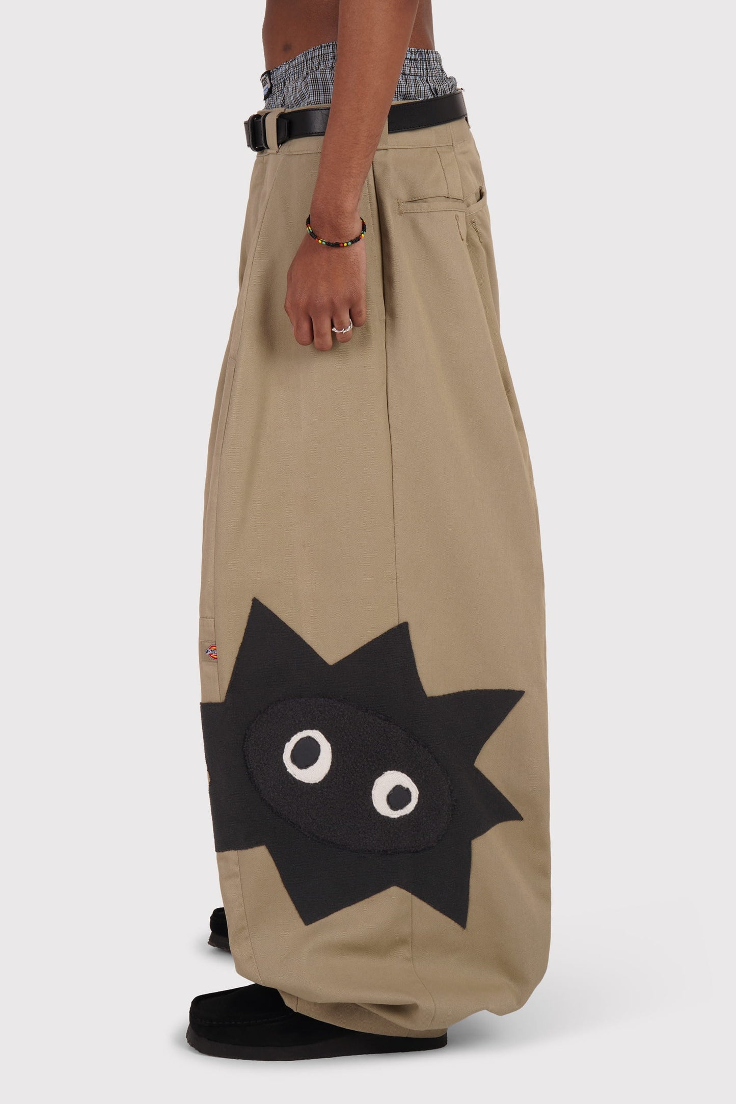 FO Baggy Trou - Beige - Limited Whimsical Little Bugger Edition - Charcoal