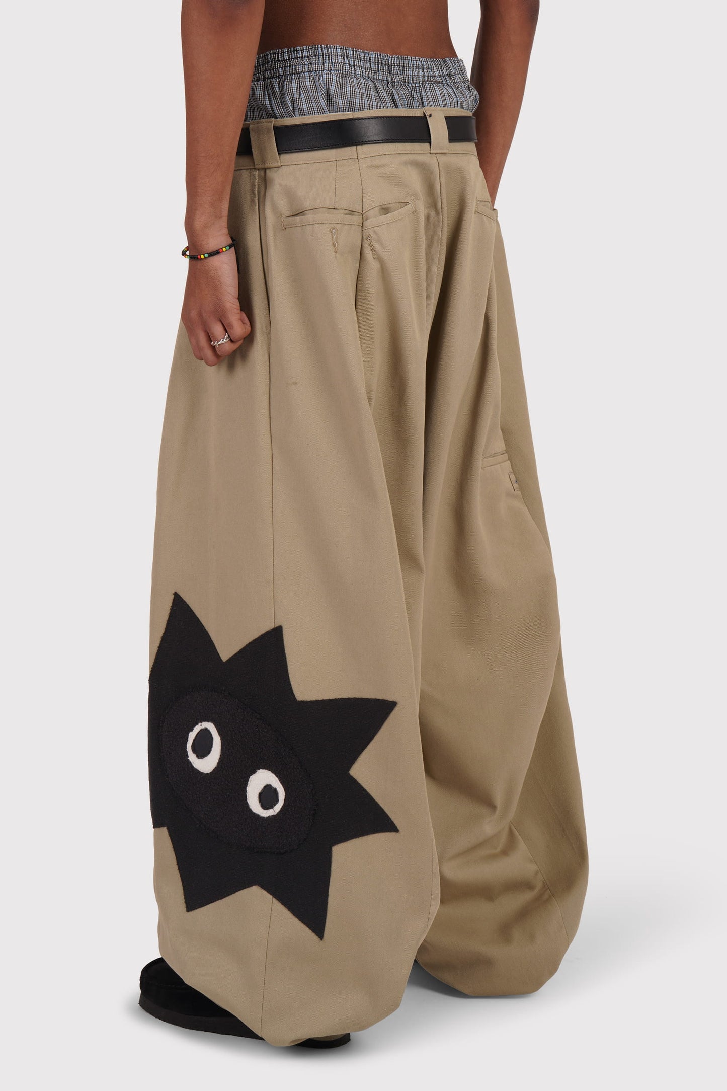 FO Baggy Trou - Beige - Limited Whimsical Little Bugger Edition - Charcoal